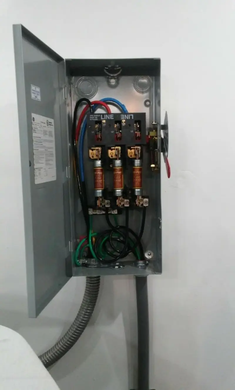 Three-phase disconnect switch installed for Smoke Detector Installation in Hugo